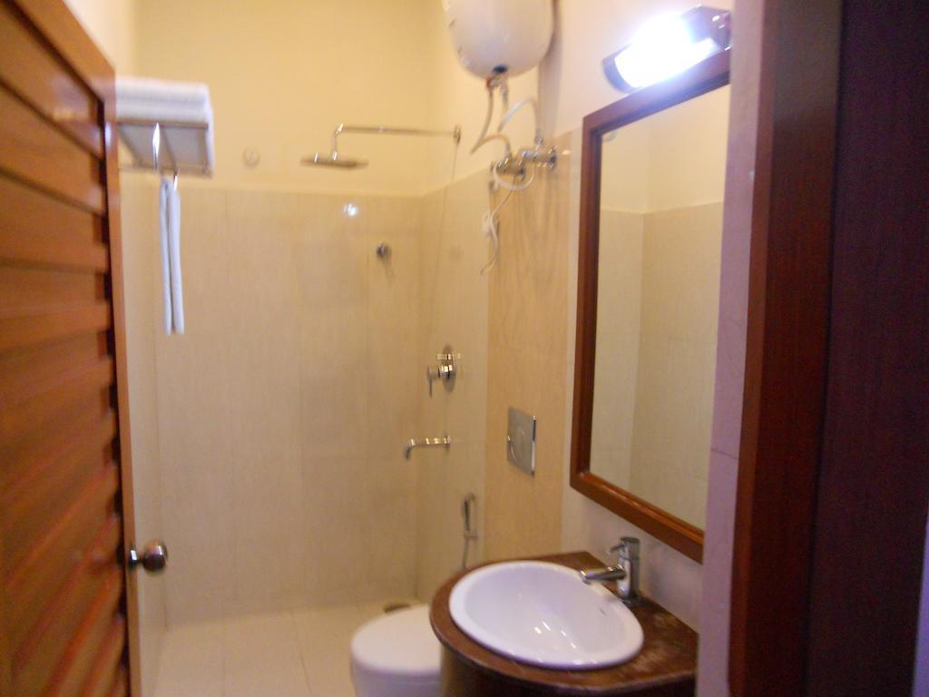 Prayag Aristro Club Hotel Kolkata Room photo
