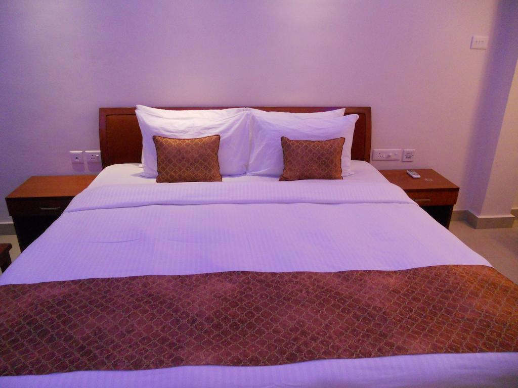 Prayag Aristro Club Hotel Kolkata Room photo