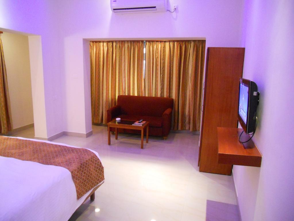 Prayag Aristro Club Hotel Kolkata Room photo