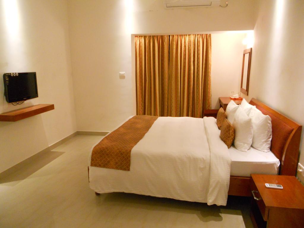 Prayag Aristro Club Hotel Kolkata Room photo