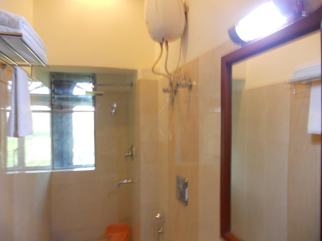 Prayag Aristro Club Hotel Kolkata Room photo